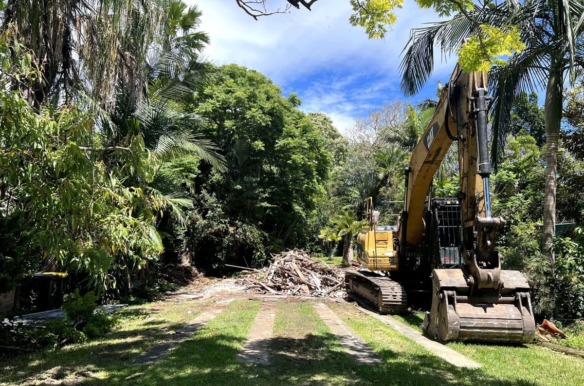 27 Lobe_Street Excavator-1